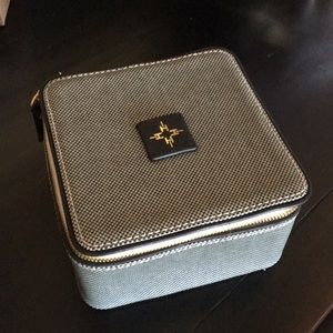 INDIA HICKS THE CROWN JEWELS